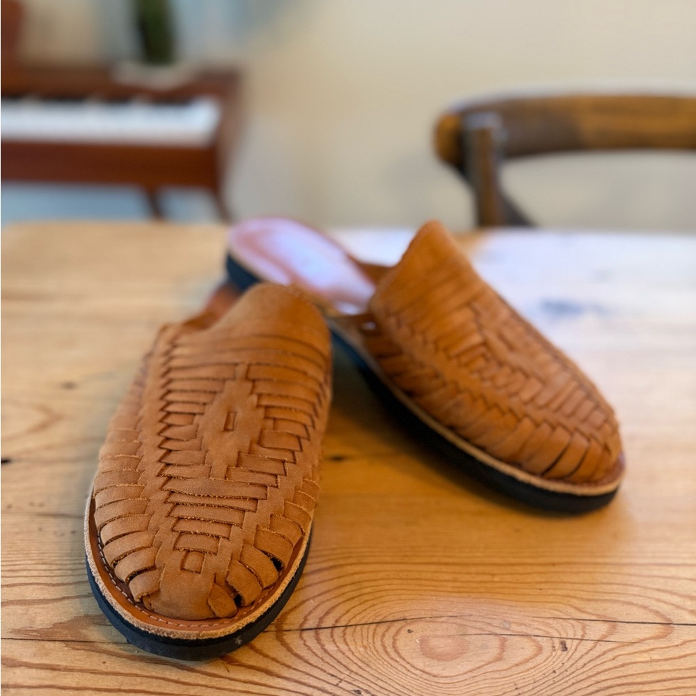 Espíritu Women’s Huarache Sandals – tan suede – Size 9